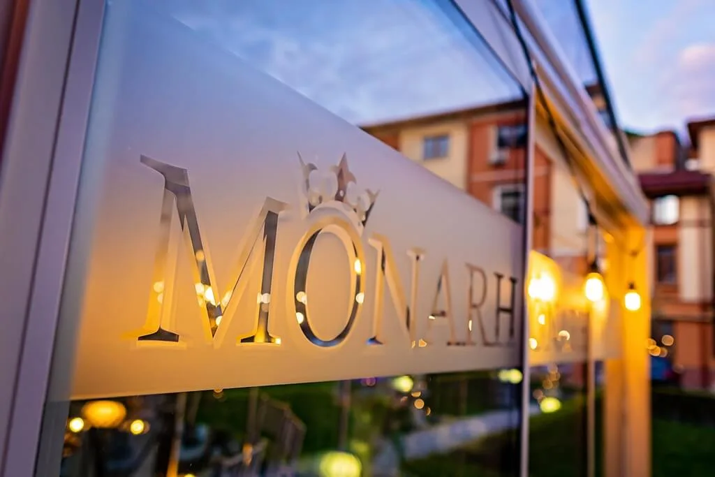 logo monarh prezentare ghid restaurant nunta Monarh