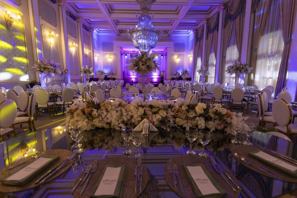 Rafinament și ospitalitate în Salonul Green: Unde luxul întâlnește gustul la Restaurantul Monarh.