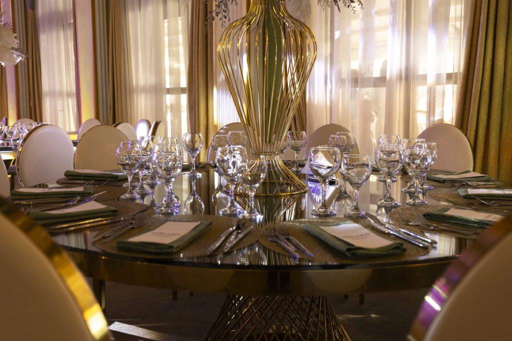 Eleganță și farmec în Salonul Green: O oază de gusturi rafinate la Restaurantul Monarh.