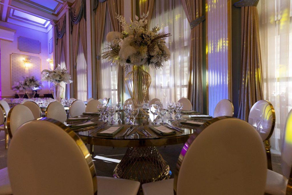 Rafinament și confort în Salonul Green: Destinația perfectă pentru o experiență gastronomică de excepție la Restaurantul Monarh.