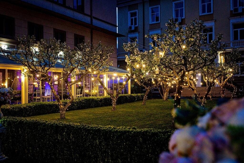 Prezentare ofertă Monarh — saloanele și grădina restaurantului